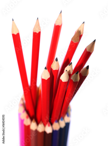 Foto: crayons noirs dans un pot de crayons de couleurs crayons noirs dans un pot de crayons de couleurs