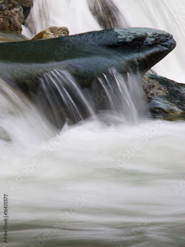 Acqua di cascata su una pietra Acqua di cascata su una pietra
