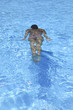 dans l'eau bleue