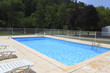 piscine et chaises longues