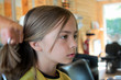 couper les cheveux au salon de coiffure