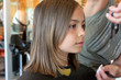 effiler les cheveux au ssalon de coiffure