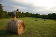 Enfants en pleine course de bottes de paille