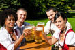 Gruppe Freunde im Biergarten