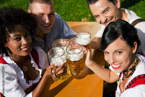Gruppe Freunde im Biergarten