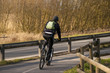 Cycliste à vélo sur une piste cyclable Cycliste à vélo sur une piste cyclable