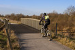 Cycliste à vélo sur une piste cyclable Cycliste à vélo sur une piste cyclable