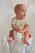 Baby sitzt auf toilette
