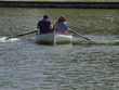 Pareja paseando en barca