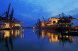 Containerschiffe, blaue Stunde, nachts Containerschiffe, blaue Stunde, nachts