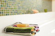 Handtuch mit Seife im Badezimmer