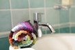 Handtuch und Waschbecken