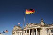 Reichstag in Berlin mit Flaggen