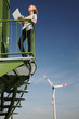Ingenieur wartet ein Windrad mit Telemetrie