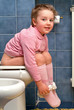 Bambino sul gabinetto