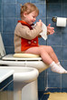 Bambino sul gabinetto