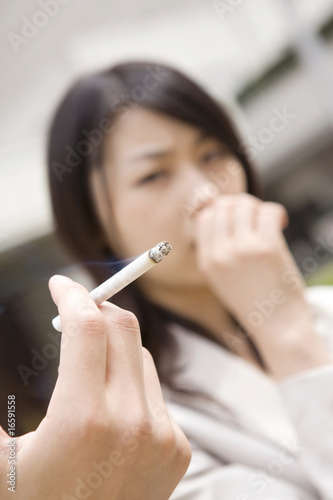Photo: 近くでタバコを吸われ嫌がる女性 近くでタバコを吸われ嫌がる女性
