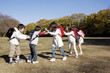 公園で遊ぶ小学生たち