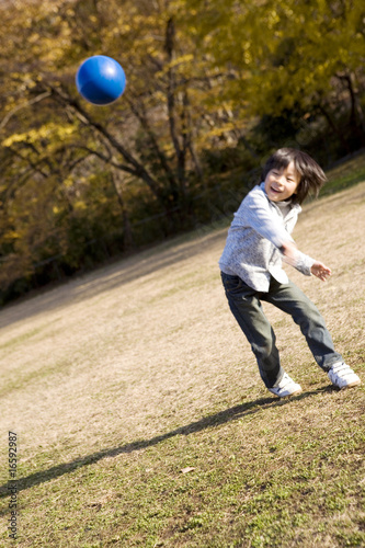 사진:ボールで遊ぶ小学生 ボールで遊ぶ小学生