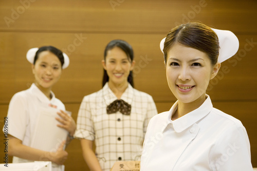 Photo: 病院の受付女性と看護師 病院の受付女性と看護師