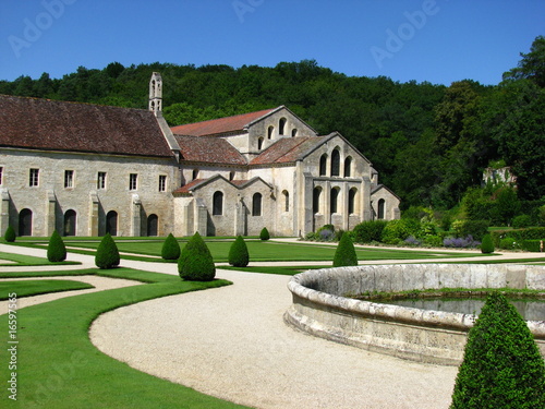 Les jardins et l'église de l'abbaye de Fontenay Les jardins et l'église de l'abbaye de Fontenay