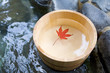 桶に入った紅葉