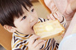 トーストを食べる男の子