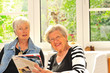 Zwei Seniorinnen auf dem Sofa IV Zwei Seniorinnen auf dem Sofa IV
