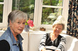 Zwei Seniorinnen auf dem Sofa V Zwei Seniorinnen auf dem Sofa V