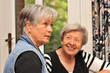 Zwei Seniorinnen im Gespräch III Zwei Seniorinnen im Gespräch III