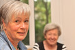 Zwei Seniorinnen im Gespräch V Zwei Seniorinnen im Gespräch V