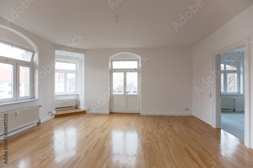 Wohnzimmer einer leeren Altbauwohnung