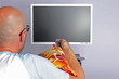 tv fernbedienung mann chips