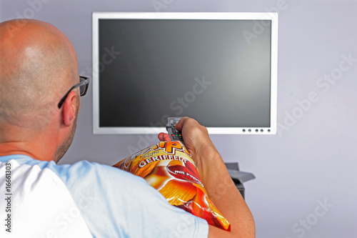 Foto: tv fernbedienung mann chips tv fernbedienung mann chips
