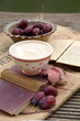 Milchkaffee und Pflaumen