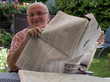 Älterer Mann entspannt beim Zeitung lesen