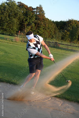 Foto: GOLF - Golfspieler im Sandbunker GOLF - Golfspieler im Sandbunker