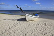 Foto: einsames Fischerboot am Sandstrand einsames Fischerboot am Sandstrand