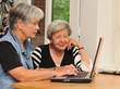 Zwei Seniorinnen am Schreibtisch mit Laptop III