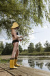 junge Frau beim Angeln an einem See junge Frau beim Angeln an einem See
