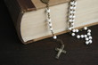 Bibel mit Rosenkranz