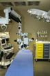 sala operatoria con microscopio