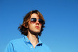 Portrait de Jeune-Homme en bleu avec lunettes de soleil