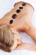 Foto: Female receiving a hot stone treatment at the dayspa Female receiving a hot stone treatment at the dayspa