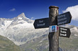Wegweiser in den Bergen der Walliser Alpen in der Schweiz Wegweiser in den Bergen der Walliser Alpen in der Schweiz