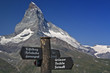 Wegweiser und Matterhorn in der Schweiz