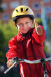 blonder Junge mit Fahrradhelm