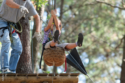 Photo: courageuse de se lancer dans le vide ! courageuse de se lancer dans le vide !