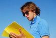 Etudiant en bleu lisant
