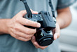 Fotografo con una cámara
